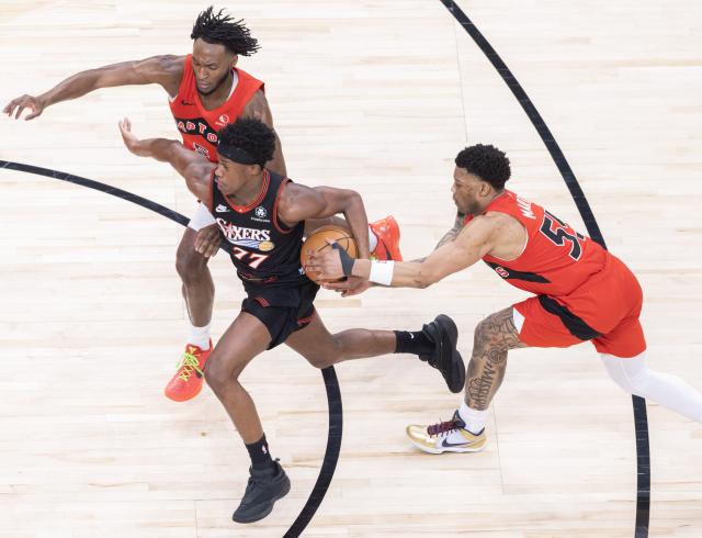 (260112) -- TORONTO, Jan. 12, 2026 (Xinhua) -- V. J. Edgecombe (C) of Philadelphia 76ers breaks through during the 2025-2026 NBA regular season game between Toronto Raptors and Philadelphia 76ers in Toronto, Canada, on Jan. 11, 2026. (Photo by Zou Zheng/Xinhua)