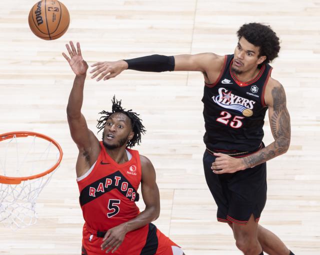 (260112) -- TORONTO, Jan. 12, 2026 (Xinhua) -- Immanuel Quickley (L) of Toronto Raptors goes for a layup during the 2025-2026 NBA regular season game between Toronto Raptors and Philadelphia 76ers in Toronto, Canada, on Jan. 11, 2026. (Photo by Zou Zheng/Xinhua)