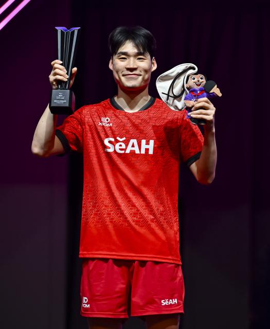 (260112) -- DOHA, Jan. 12, 2026 (Xinhua) -- Silver medalist Jang Woojin of South Korea poses with the trophy on the podium after the men's singles final match against Lin Yun-Ju of Chinese Taipei at the WTT Champions Doha 2026 in Doha, Qatar, Jan. 11, 2026. (Photo by Nikku/Xinhua)