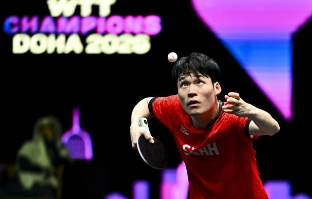 (260112) -- DOHA, Jan. 12, 2026 (Xinhua) -- Jang Woojin of South Korea serves during the men's singles final match against Lin Yun-Ju of Chinese Taipei at the WTT Champions Doha 2026 in Doha, Qatar, Jan. 11, 2026. (Photo by Nikku/Xinhua)