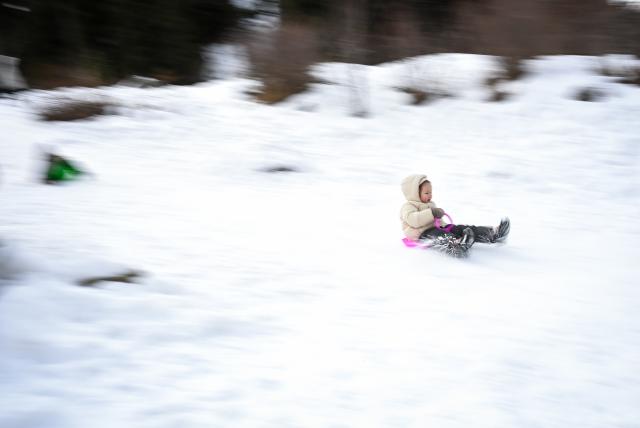 (260112) -- ALMATY, Jan. 12, 2026 (Xinhua) -- A girl enjoys herself at a snow-covered mountain on the outskirts of Almaty, Kazakhstan, on Jan. 11, 2026. (Xinhua/Li Renzi)
