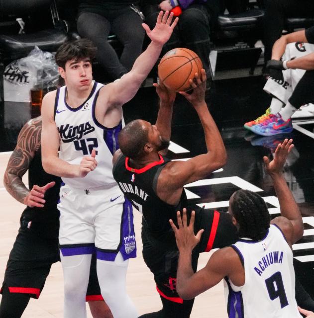 (260112) -- SACRAMENTO, Jan. 12, 2026 (Xinhua) -- Kevin Durant (2nd R) of Houston Rockets competes during the 2025-2026 NBA regular season match between Sacramento Kings and Houston Rockets in Sacramento, the United States, on Jan. 11, 2026. (Photo by Sun Yuxuan/Xinhua)