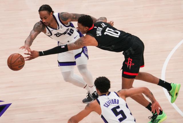 (260112) -- SACRAMENTO, Jan. 12, 2026 (Xinhua) -- DeMar DeRozan (L) of Sacramento Kings competes during the 2025-2026 NBA regular season match between Sacramento Kings and Houston Rockets in Sacramento, the United States, on Jan. 11, 2026. (Photo by Sun Yuxuan/Xinhua)