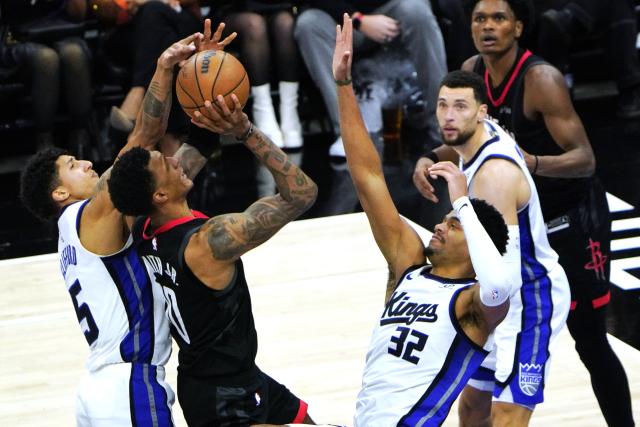 (260112) -- SACRAMENTO, Jan. 12, 2026 (Xinhua) -- Jabari Smith Jr. (2nd L) of Hoston Rocket shoots the ball during the 2025-2026 NBA regular season match between Sacramento Kings and Houston Rockets in Sacramento, the United States, on Jan. 11, 2026. (Xinhua/Wu Xiaoling)