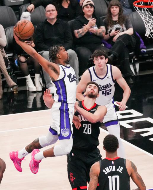 (260112) -- SACRAMENTO, Jan. 12, 2026 (Xinhua) -- Malik Monk (top L) of Sacramento Kings dunks during the 2025-2026 NBA regular season match between Sacramento Kings and Houston Rockets in Sacramento, the United States, on Jan. 11, 2026. (Photo by Sun Yuxuan/Xinhua)