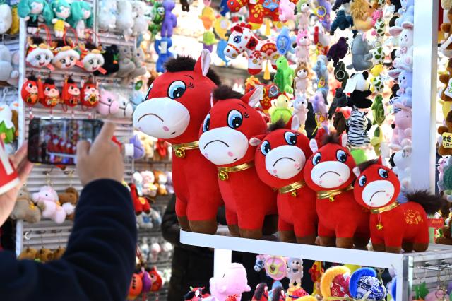 (260112) -- YIWU, Jan. 12, 2026 (Xinhua) -- "Cry-Cry Horse" stuffed toys are displayed at a store in the Yiwu International Trade City in Yiwu, east China's Zhejiang Province, Jan. 12, 2026. A stuffed toy horse with a sullen face has gone viral recently on Chinese Internet. In Yiwu, a small commodities hub in east China, orders have soared as factories ramp up production to meet market demand. Dubbed "Cry-Cry Horse," the toy was originally a stitching mistake but unexpectedly touched the hearts of netizens with its pitiful expression which has a soothing effect. At present, nearly 20,000 of such toy horse are ordered every day. (Photo by Lyu Bin/Xinhua)
