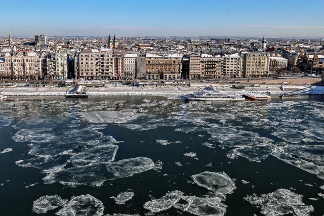 (260112) -- BUDAPEST, Jan. 12, 2026 (Xinhua) -- Ice floes drift on the Danube River in Budapest, Hungary, on Jan. 12, 2026. (Photo by David Balogh/Xinhua)