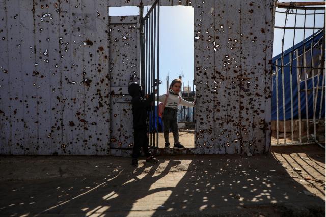 (260112) -- GAZA, Jan. 12, 2026 (Xinhua) -- Photo taken on Jan. 12, 2026 shows students in Al-Shamal Educational School, located just 100 meters from the "Yellow Line" in Jabalia Refugee Camp, northern Gaza Strip. (Photo by Rizek Abdeljawad/Xinhua)