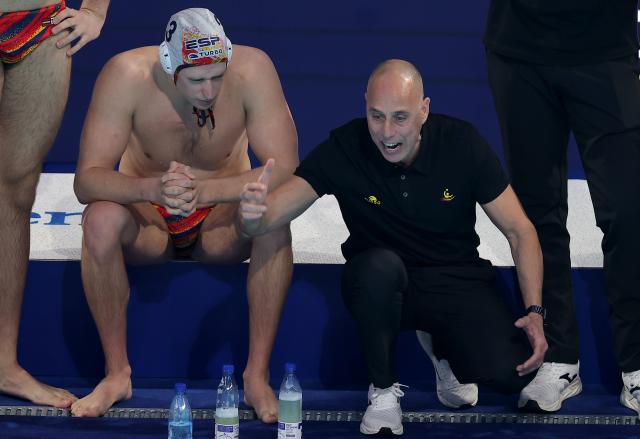(260113) -- BELGRADE, Jan. 13, 2026 (Xinhua) -- Spain's head coach David Martin (R) gestures during the group C match between Spain and Serbia at the Men's European Water Polo Championships in Belgrade, Serbia, Jan. 12, 2026. (Photo by Predrag Milosavljevic/Xinhua)