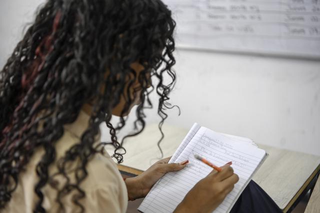 (260113) -- CARACAS, Jan. 13, 2026 (Xinhua) -- A student writes down notes on the first day of the new semester in a public school in Caracas, Venezuela, Jan. 12, 2026. The second half of the 2025-2026 academic year for primary and secondary education began on Monday in Venezuela. (Xinhua/Ding Hongfa)
