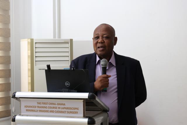 (260113) -- ACCRA, Jan. 13, 2026 (Xinhua) -- Mahamadu Zakariah, head of the surgical unit at Lekma Hospital, speaks at the first China-Ghana advanced training course in laparoscopic minimally invasive and cataract surgery at the China-Ghana Friendship (Lekma) Hospital in Accra, Ghana, Jan. 12, 2026. The 14th batch of the Chinese medical team in Ghana, along with the China-Ghana Friendship (Lekma) Hospital, on Monday organized an advanced medical training program for local surgeons in the capital, Accra.
TO GO WITH "Chinese medical team launches advanced surgery training for Ghanaian surgeons " (Photo by Seth/Xinhua)