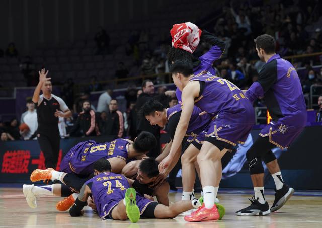 (260113) -- BEIJING, Jan. 13, 2026 (Xinhua) -- Players of Beijing Royal Fighters celebrate for Liao Sanning's 3-pointer during the 14th round match between Beijing Royal Fighters and Fujian Xunxing Sturgeons of the 2025-2026 season of the Chinese Basketball Association (CBA) league in Beijing, China, Jan. 12, 2026. (Xinhua/Xie Han)
