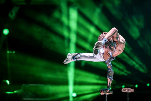 (260113) -- BUDAPEST, Jan. 13, 2026 (Xinhua) -- An artist performs during the gala show of the 16th Budapest International Circus Festival in Budapest, Hungary, on Jan. 12, 2026. (Photo by David Balogh/Xinhua)