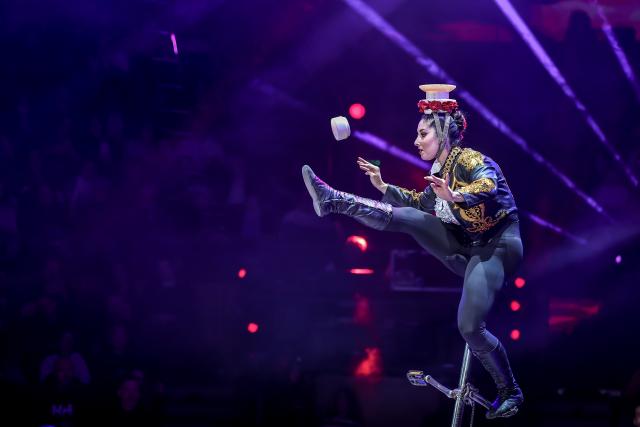 (260113) -- BUDAPEST, Jan. 13, 2026 (Xinhua) -- An artist performs during the gala show of the 16th Budapest International Circus Festival in Budapest, Hungary, on Jan. 12, 2026. (Photo by David Balogh/Xinhua)