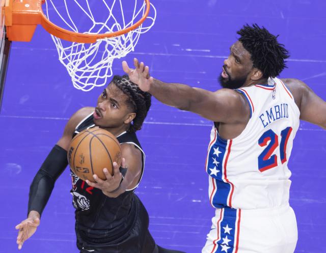 (260113) -- TORONTO, Jan. 13, 2026 (Xinhua) -- Collin Murray-Boyles (L) of Toronto Raptors goes for a layup during the 2025-2026 NBA regular season game between Toronto Raptors and Philadelphia 76ers in Toronto, Canada, on Jan. 12, 2026. (Photo by Zou Zheng/Xinhua)