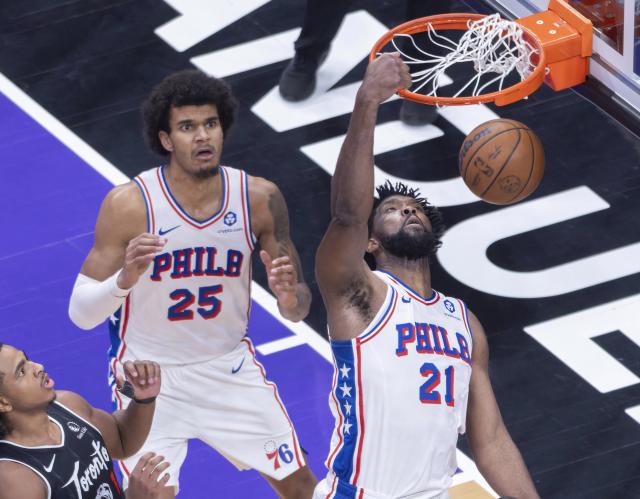 (260113) -- TORONTO, Jan. 13, 2026 (Xinhua) -- Joel Embiid (R) of Philadelphia 76ers dunks during the 2025-2026 NBA regular season game between Toronto Raptors and Philadelphia 76ers in Toronto, Canada, on Jan. 12, 2026. (Photo by Zou Zheng/Xinhua)
