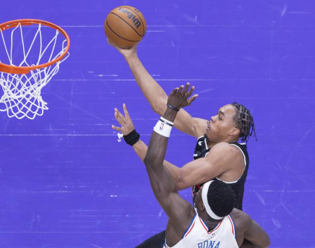 (260113) -- TORONTO, Jan. 13, 2026 (Xinhua) -- Scottie Barnes (back) of Toronto Raptors goes for a layup during the 2025-2026 NBA regular season game between Toronto Raptors and Philadelphia 76ers in Toronto, Canada, on Jan. 12, 2026. (Photo by Zou Zheng/Xinhua)
