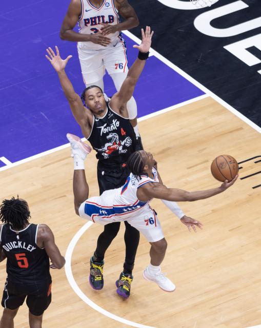(260113) -- TORONTO, Jan. 13, 2026 (Xinhua) -- Tyrese Maxey (R front) of Philadelphia 76ers goes for a layup during the 2025-2026 NBA regular season game between Toronto Raptors and Philadelphia 76ers in Toronto, Canada, on Jan. 12, 2026. (Photo by Zou Zheng/Xinhua)