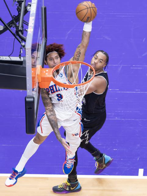 (260113) -- TORONTO, Jan. 13, 2026 (Xinhua) -- Kelly Oubre Jr. (L) of Philadelphia 76ers dunks during the 2025-2026 NBA regular season game between Toronto Raptors and Philadelphia 76ers in Toronto, Canada, on Jan. 12, 2026. (Photo by Zou Zheng/Xinhua)