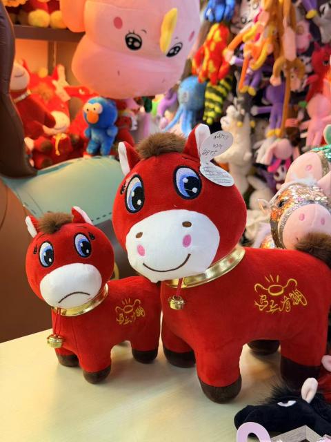 (260113) -- YIWU, Jan. 13, 2026 (Xinhua) -- A "crying horse" and and a "cheerful horse" stuffed toys are displayed at a shop of the Yiwu International Trade City in Yiwu, east China's Zhejiang Province, Jan. 11, 2026. TO GO WITH "China Focus: Even sad mascots sell: Yiwu toys riding the wave ahead of China's year of horse" (Xinhua)