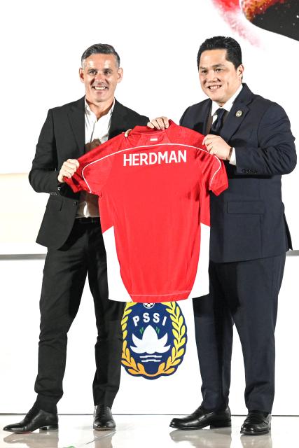 (260113) -- JAKARTA, Jan. 13, 2026 (Xinhua) -- John Herdman (L) and Erick Thohir, chairman of the Indonesian Football Association (PSSI) hold the Indonesian jersey after press conference in Jakarta, Indonesia, Jan. 13, 2025. The Indonesian Football Association (PSSI) officially announced and introduced John Herdman, the British coach as the new head coach of the Indonesian national football team to the public through a press conference. (Xinhua/Agung Kuncahya B.)
