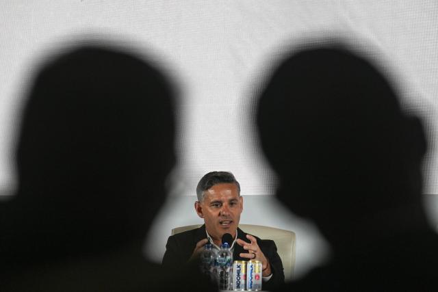 (260113) -- JAKARTA, Jan. 13, 2026 (Xinhua) -- John Herdman (C) speaks to journalists during press conference in Jakarta, Indonesia, Jan. 13, 2025. The Indonesian Football Association (PSSI) officially announced and introduced John Herdman, the British coach as the new head coach of the Indonesian national football team to the public through a press conference. (Xinhua/Agung Kuncahya B.)