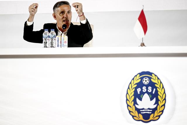 (260113) -- JAKARTA, Jan. 13, 2026 (Xinhua) -- John Herdman speaks to journalists during press conference in Jakarta, Indonesia, Jan. 13, 2025. The Indonesian Football Association (PSSI) officially announced and introduced John Herdman, the British coach as the new head coach of the Indonesian national football team to the public through a press conference. (Xinhua/Agung Kuncahya B.)