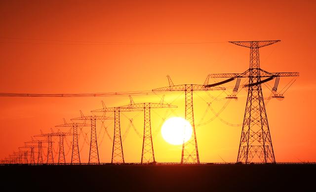 (260113) -- URUMQI, Jan. 13, 2026 (Xinhua) -- This photo taken on July 5, 2025 shows power lines of the Changji-Guquan ±1100 kV ultra-high voltage direct current power transmission project in the Kazak Autonomous County of Mori, northwest China's Xinjiang Uygur Autonomous Region. (Photo by Zhang Limin/Xinhua)