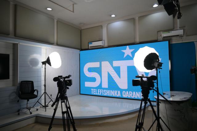 (260113) -- MOGADISHU, Jan. 13, 2026 (Xinhua) -- This photo taken on Jan. 12, 2026 shows a TV studio of Somali National Television, in Mogadishu, Somalia. The Somali National Television resumed its broadcasting in 2011 after a two-decade break off due to the civil war. Nowadays, it is on air around the clock for audiences both at home and abroad. (Xinhua/Yang Guang)