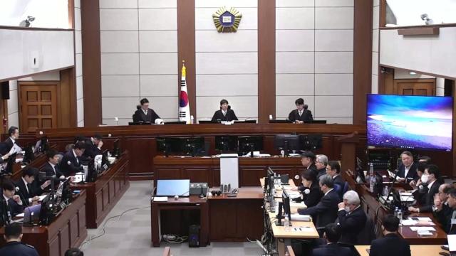 (260113) -- SEOUL, Jan. 13, 2026 (Xinhua) -- Former South Korean President Yoon Suk-yeol (R, close to the screen) is pictured at a court hearing in Seoul, South Korea, Jan. 13, 2026. South Korea's special counsel on Tuesday sought the death penalty for former impeached President Yoon Suk-yeol on charges of insurrection, according to multiple local media. (NEWSIS/Handout via Xinhua)