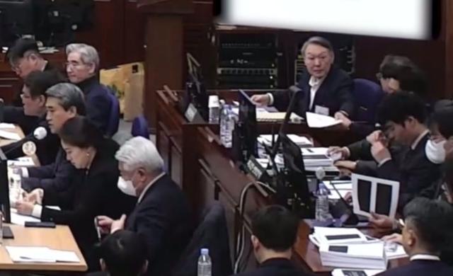 (260113) -- SEOUL, Jan. 13, 2026 (Xinhua) -- Former South Korean President Yoon Suk-yeol (facing camera) is pictured at a court hearing in Seoul, South Korea, Jan. 13, 2026. South Korea's special counsel on Tuesday sought the death penalty for former impeached President Yoon Suk-yeol on charges of insurrection, according to multiple local media. (NEWSIS/Handout via Xinhua)