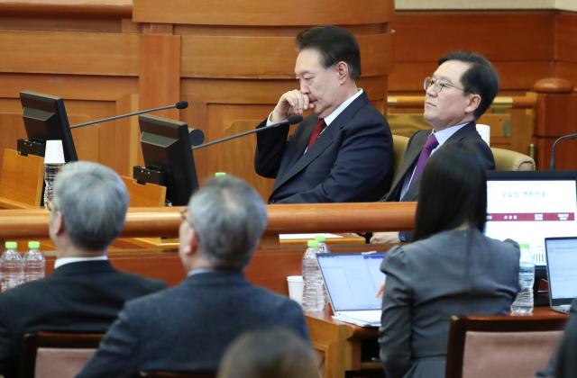 (260113) -- SEOUL, Jan. 13, 2026 (Xinhua) -- This file photo taken on Feb. 20, 2025 shows Yoon Suk-yeol (C) attending a hearing of his impeachment trial at the constitutional court in Seoul, South Korea. South Korea's special counsel on Tuesday sought the death penalty for former impeached President Yoon Suk-yeol on charges of insurrection, according to multiple local media. (Xinhua/Yao Qilin)