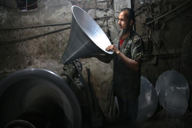 (260113) -- DHAKA, Jan. 13, 2026 (Xinhua) -- A worker checks a horn speaker at a factory in Dhaka, Bangladesh, on Jan. 13, 2026. (Photo by Habibur Rahman/Xinhua)