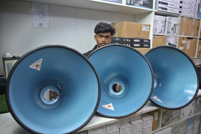 (260113) -- DHAKA, Jan. 13, 2026 (Xinhua) -- A vendor sells horn speakers in Dhaka, Bangladesh, on Jan. 13, 2026. (Photo by Habibur Rahman/Xinhua)