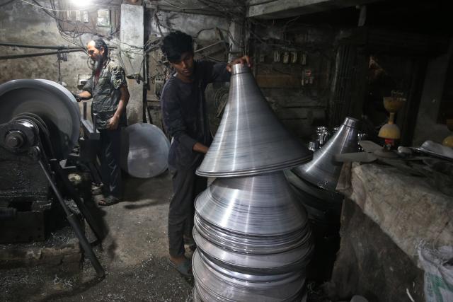 (260113) -- DHAKA, Jan. 13, 2026 (Xinhua) -- Workers make horn speakers at a factory in Dhaka, Bangladesh, on Jan. 13, 2026. (Photo by Habibur Rahman/Xinhua)