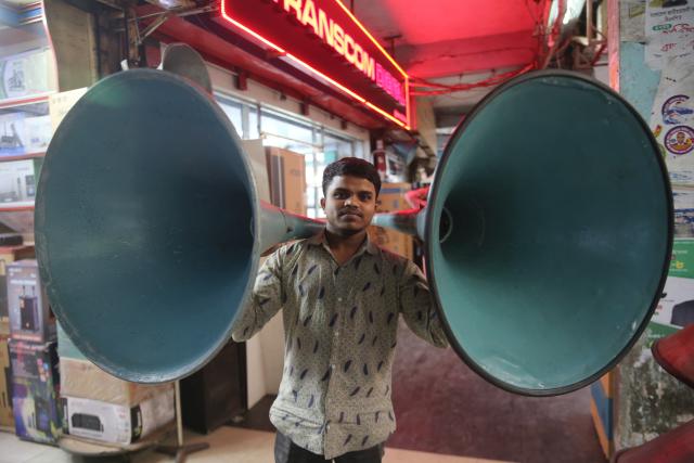 (260113) -- DHAKA, Jan. 13, 2026 (Xinhua) -- A vendor carries horn speakers in Dhaka, Bangladesh, on Jan. 13, 2026. (Photo by Habibur Rahman/Xinhua)
