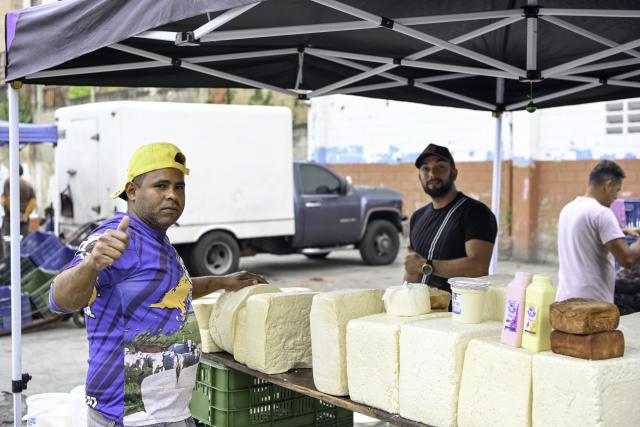 (260113) -- CARACAS, Jan. 13, 2026 (Xinhua) -- A vendor sells cheese at a cheese market in Caracas, Venezuela, Jan. 13, 2026. (Xinhua/Ding Hongfa)