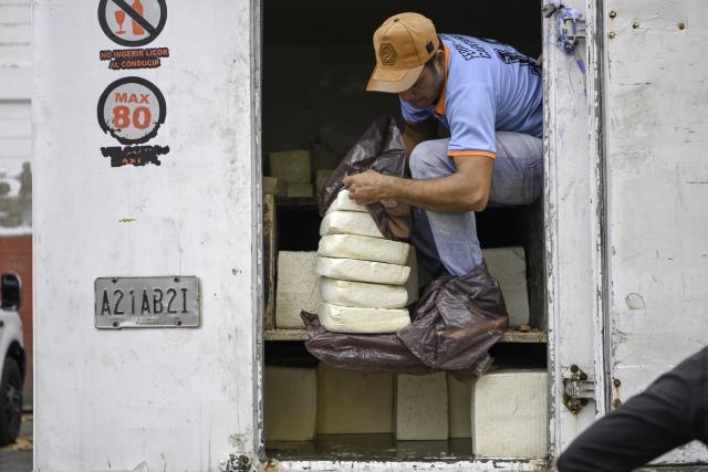(260113) -- CARACAS, Jan. 13, 2026 (Xinhua) -- A man takes out cheese from a truck at a cheese market in Caracas, Venezuela, Jan. 13, 2026. (Xinhua/Ding Hongfa)