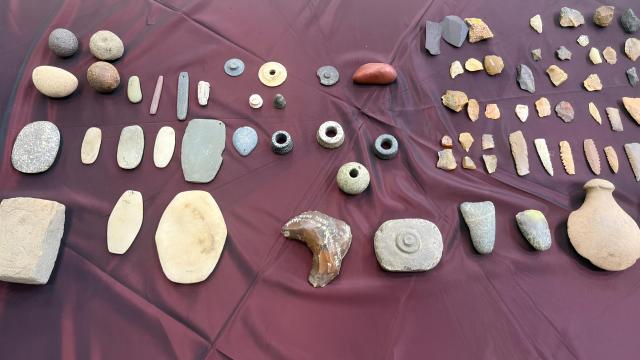 (260113) -- PORT SUDAN, Jan. 13, 2026 (Xinhua) -- The photo taken on Jan. 13, 2026, in Port Sudan, Sudan, shows recovered antiquities looted during the ongoing armed conflict. Sudanese government on Tuesday announced that it has recovered 570 antiquities that were looted during the country's ongoing armed conflict, marking a significant step in efforts to safeguard Sudan's cultural heritage and historical identity. (Photo by Sumaia Abdul Nabi/Xinhua)