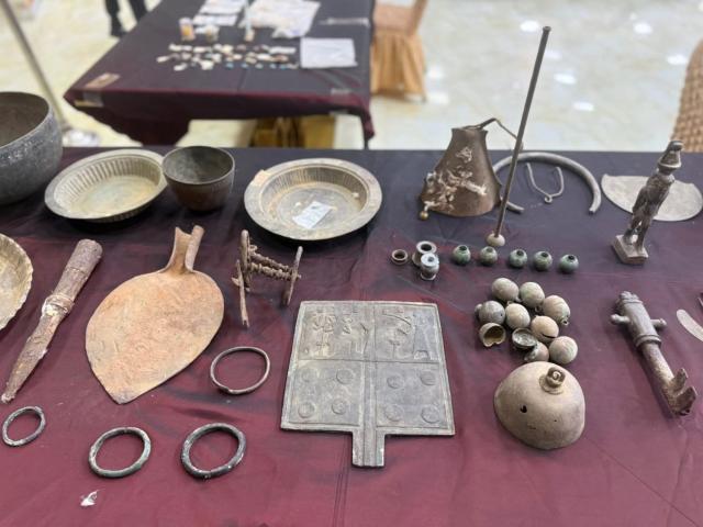 (260113) -- PORT SUDAN, Jan. 13, 2026 (Xinhua) -- The photo taken on Jan. 13, 2026, in Port Sudan, Sudan, shows recovered antiquities looted during the ongoing armed conflict. Sudanese government on Tuesday announced that it has recovered 570 antiquities that were looted during the country's ongoing armed conflict, marking a significant step in efforts to safeguard Sudan's cultural heritage and historical identity. (Photo by Sumaia Abdul Nabi/Xinhua)