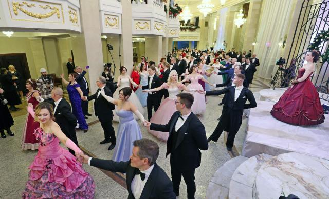 (260113) -- MINSK, Jan. 13, 2026 (Xinhua) -- People dressed in festive costumes attend a ball in Minsk, capital of Belarus on Jan. 13, 2026. A ball was held here to welcome the upcoming old calendar New Year. (Photo by Henadz Zhinkov/Xinhua)