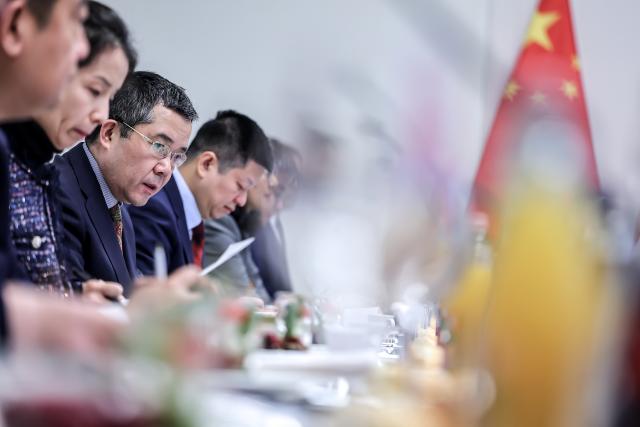 (260113) -- BUDAPEST, Jan. 13, 2026 (Xinhua) -- Chinese Ambassador to Hungary Gong Tao (3rd L) sepaks during a breakfast meeting in Budapest, Hungary, on Jan. 13, 2026. Hungarian Minister of Justice Bence Tuzson on Tuesday praised the contributions of Chinese enterprises to Hungary's economic and social development. (Photo by David Balogh/Xinhua)