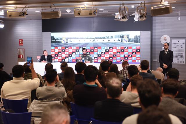 (260114) -- MADRID, Jan. 14, 2026 (Xinhua) -- Alvaro Arbeloa (C), Real Madrid's new coach attends the press conference after Xabi Alonso's displacement in Madrid, Spain, on Jan. 13, 2026. (Photo by Gustavo Valiente/Xinhua)