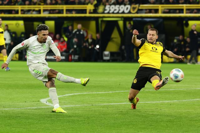 (260114) -- DORTMUND, Jan. 14, 2026 (Xinhua) -- Waldemar Anton (R) of Borussia Dortmund vies with Justin Njinmah of SV Werder Bremen during the German first division Bundesliga football match between Borussia Dortmund and SV Werder Bremen in Dortmund, Germany, Jan. 13, 2026. (Photo by Joachim Bywaletz/Xinhua)