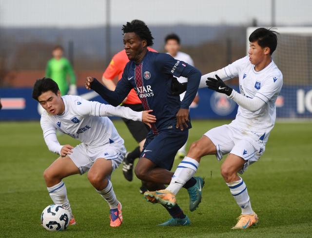 (260114) -- PARIS, Jan. 14, 2026 (Xinhua) -- Guo Xin (L) and Li Xiang (R) of China's Hope Team compete during the French Football Federation's Challenge Espoirs match between China's Hope and France's Paris Saint-Germain U19 in Paris, France, Jan. 13, 2026. (Xinhua/He Canling)