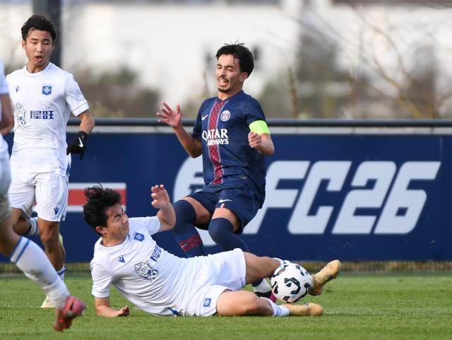 (260114) -- PARIS, Jan. 14, 2026 (Xinhua) -- Du Junhao (bottom) of China's Hope Team competes during the French Football Federation's Challenge Espoirs match between China's Hope and France's Paris Saint-Germain U19 in Paris, France, Jan. 13, 2026. (Xinhua/He Canling)