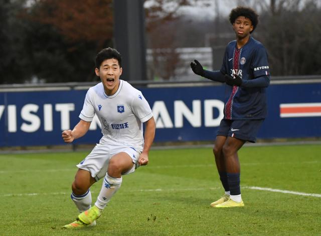 (260114) -- PARIS, Jan. 14, 2026 (Xinhua) -- Shao Mingzhen (L) of China's Hope Team celebrates scoring during the French Football Federation's Challenge Espoirs match between China's Hope and France's Paris Saint-Germain U19 in Paris, France, Jan. 13, 2026. (Xinhua/He Canling)