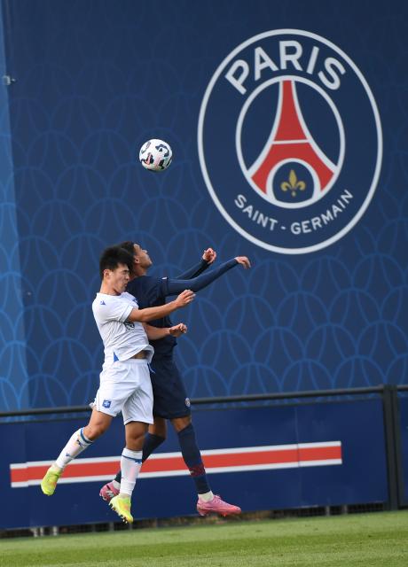 (260114) -- PARIS, Jan. 14, 2026 (Xinhua) -- Shao Mingzhen (L) of China's Hope Team competes during the French Football Federation's Challenge Espoirs match between China's Hope and France's Paris Saint-Germain U19 in Paris, France, Jan. 13, 2026. (Xinhua/He Canling)