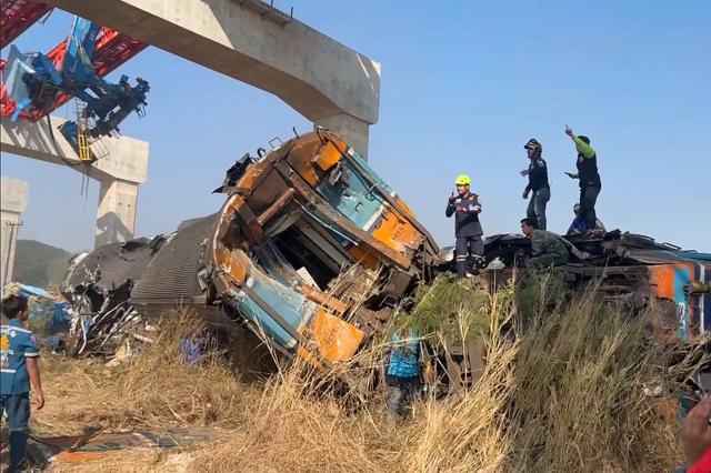 (260114) -- SIKHIO, Jan. 14, 2026 (Xinhua) -- This photo taken with a phone on Jan. 14, 2026 shows the accident site after a crane collapse derailed a passenger train in Sikhio District, Thailand's Nakhon Ratchasima Province. At least 22 people were killed and 55 others injured after a passenger train collided with a collapsed construction crane in northeastern Thailand's Nakhon Ratchasima province on Wednesday, local media reported. (Xinhua)