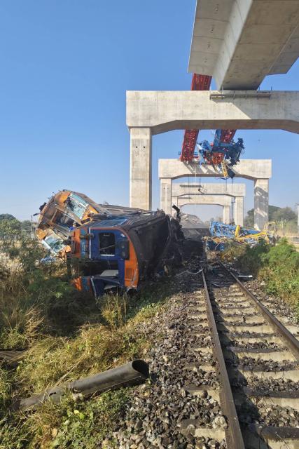 (260114) -- SIKHIO, Jan. 14, 2026 (Xinhua) -- This photo taken with a phone on Jan. 14, 2026 shows the accident site after a crane collapse derailed a passenger train in Sikhio District, Thailand's Nakhon Ratchasima Province. At least 22 people were killed and 55 others injured after a passenger train collided with a collapsed construction crane in northeastern Thailand's Nakhon Ratchasima province on Wednesday, local media reported. (Xinhua)